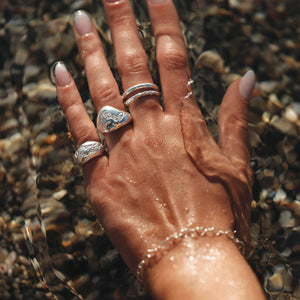 Statement Curvy Essentia Ring